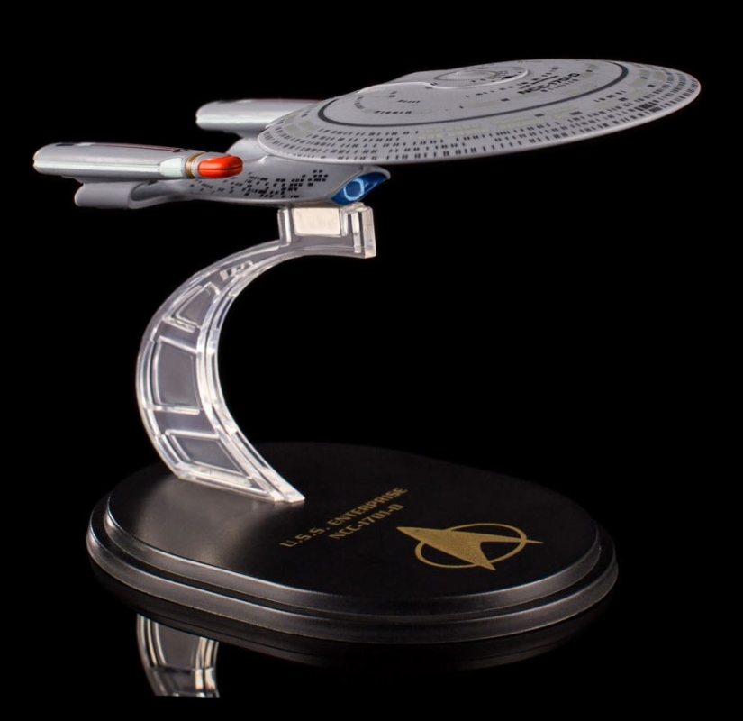 Star Trek TNG Enterprise NCC-1701-D Master Replica - Click Image to Close