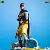 Batman 1966 Surfin' Caped Crusader 1/10 Scale Deluxe Statue