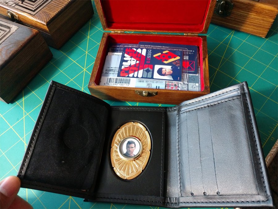 Blade Runner Deckard's Wallet Prop Replica - Click Image to Close