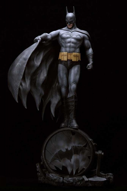 Batman 1/6 Scale 21" Tall Resin Statue by Luis Royo - Click Image to Close
