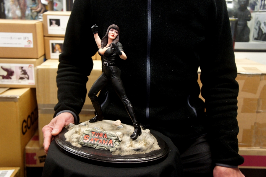 Tura Satana 1/8 Scale Resin Model Kit Faster Pussycat Run Run Run - Click Image to Close