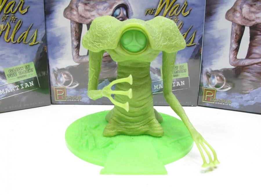 War of the Worlds 1953 1/8 Scale Martian GLOW Model Kit - Click Image to Close
