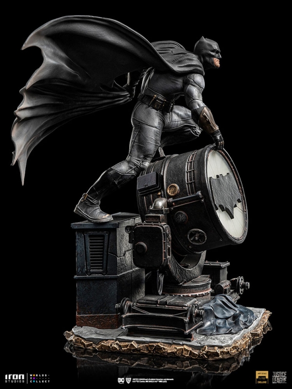 Batman on Batsignal Deluxe 1/10 Scale Statue with Lights - Click Image to Close
