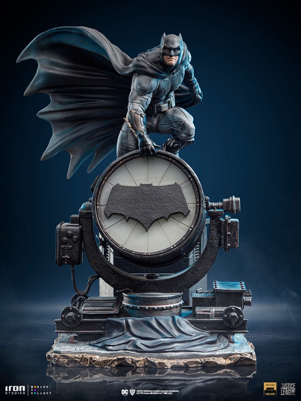 Batman on Batsignal Deluxe 1/10 Scale Statue with Lights - Click Image to Close