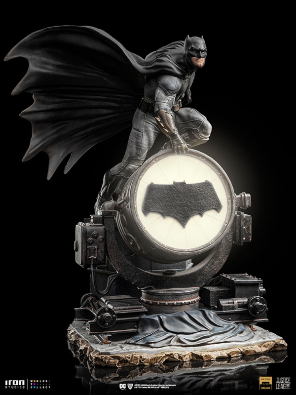 Batman on Batsignal Deluxe 1/10 Scale Statue with Lights - Click Image to Close