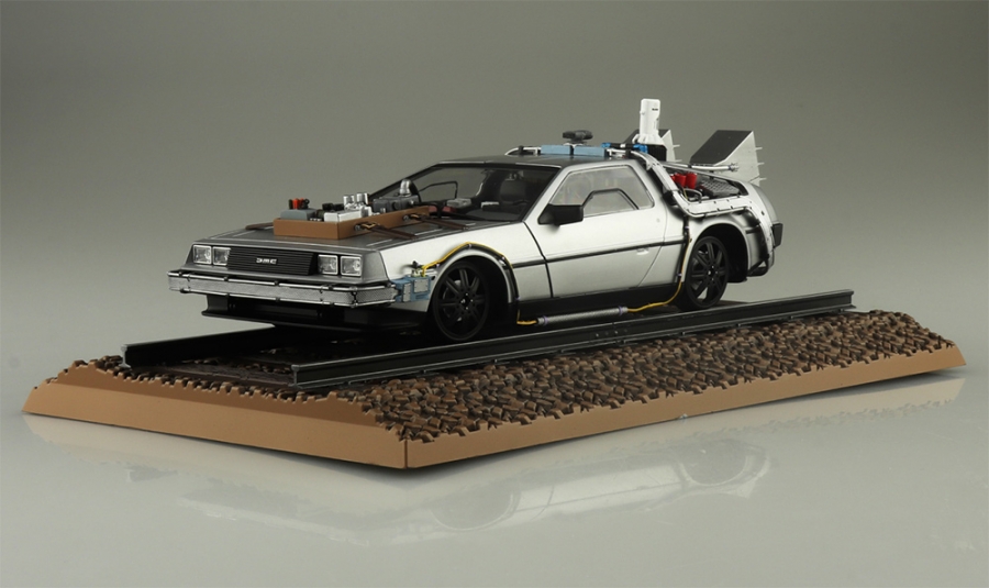 Back to the Future Part III Delorean Time Machine with Track Diorama Plastic Model Kit - Click Image to Close