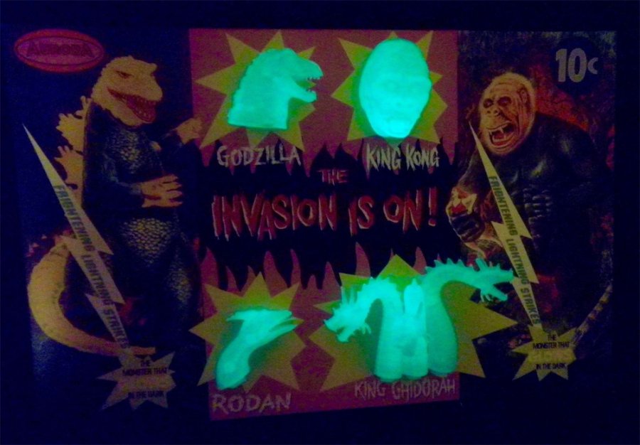 Aurora Monsters Godzilla and King Kong Glow Heads Fantasy Model Display Card - Click Image to Close