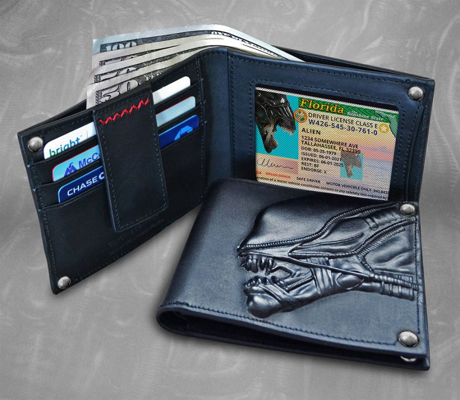 Alien Aliens Embossed Leather Wallet - Click Image to Close