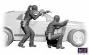 Heist Series Sgt Jack Melgoza and Patrolman Sally Taylor 1/24 Scale Model Kit by Master Box