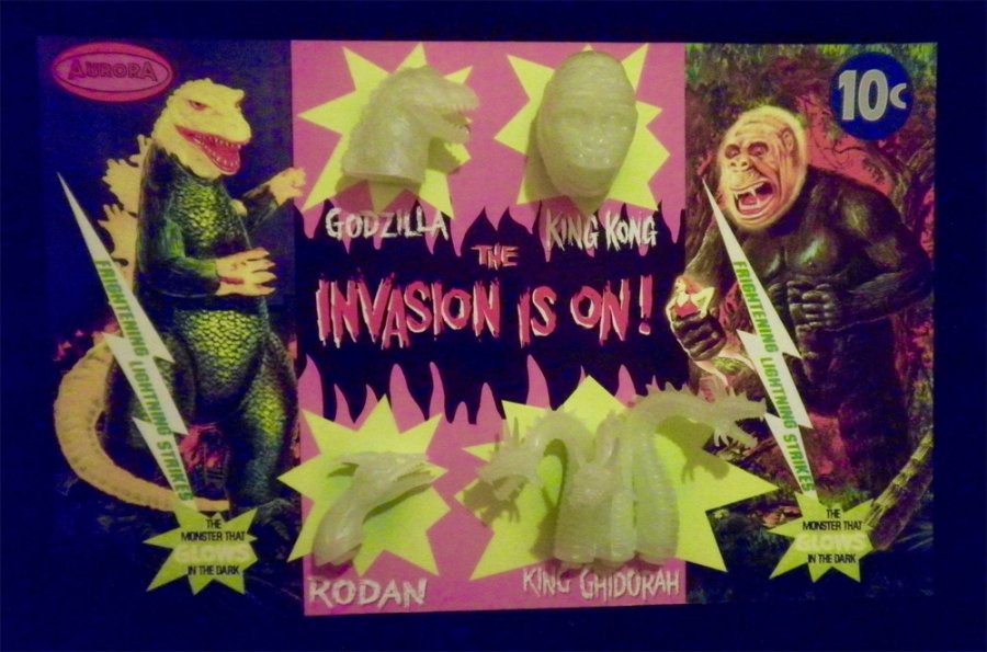 Aurora Monsters Godzilla and King Kong Glow Heads Fantasy Model Display Card - Click Image to Close