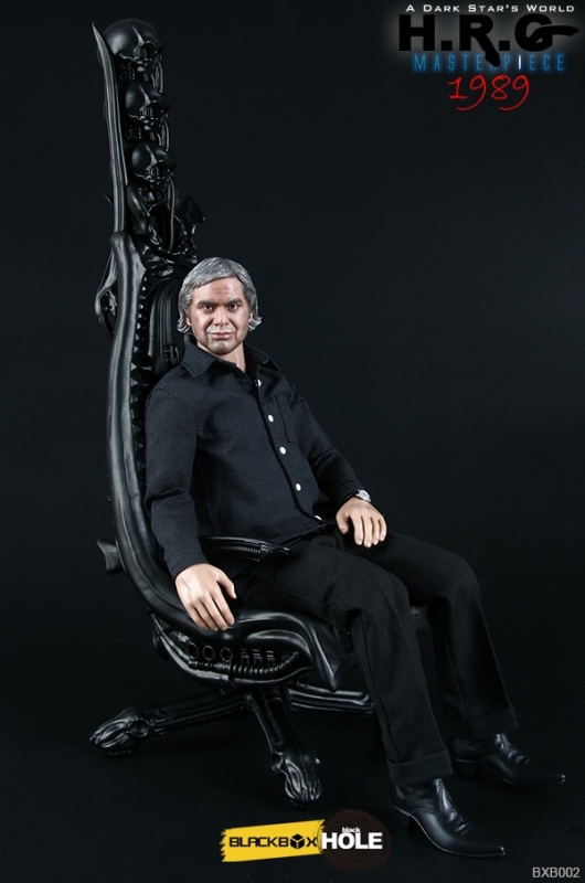 H.R. Giger 1/6 Scale Masterpiece Figure with Chair - Click Image to Close