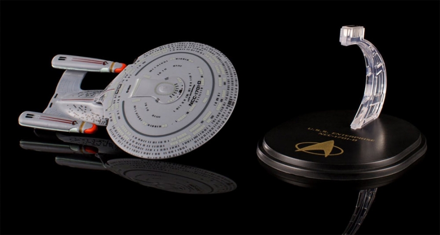 Star Trek TNG Enterprise NCC-1701-D Master Replica - Click Image to Close