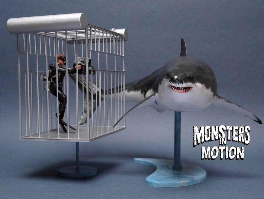 Great White Shark with Diver in Cage 1/18 Scale Model Kit - Click Image to Close