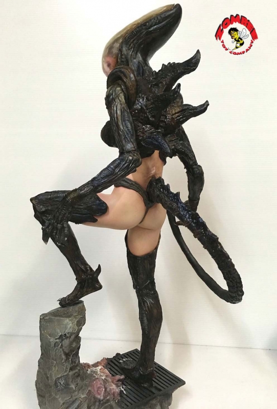 Alien Girl 1/4 Scale Model Kit by Zombee - Click Image to Close