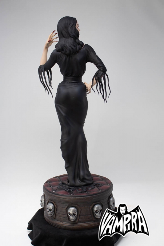 Vampira Queen of the Ghouls 1/6th Scale Model Kit - Click Image to Close