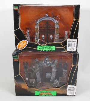 Spooky Town Cemetery Gate 2008/2004 Set of 2 Retired #43421 #83675