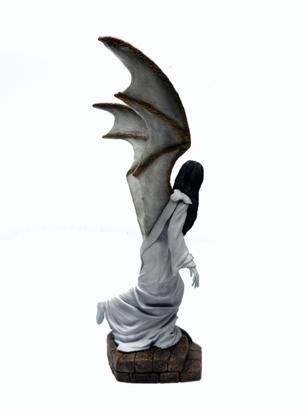 Mark Of The Vampire Luna Vampire With Wings Model Kit - Click Image to Close