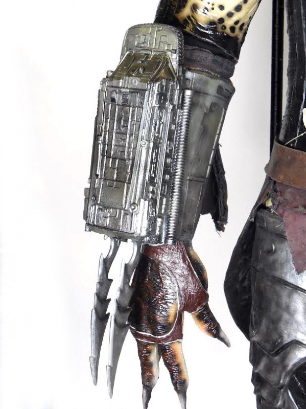 Predator 1987 Suit Replica Deluxe Version with Helmet and Shoulder Cannon - Click Image to Close