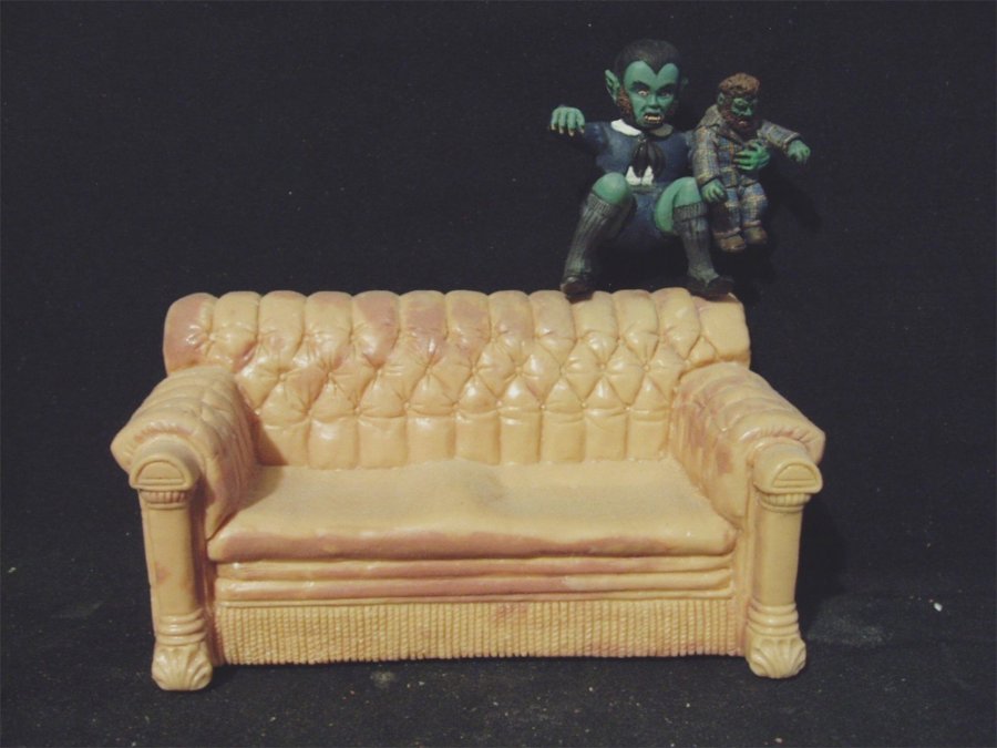 Munsters Aurora Scale Living Room Lily and Eddie with Couch Model Kit - Click Image to Close