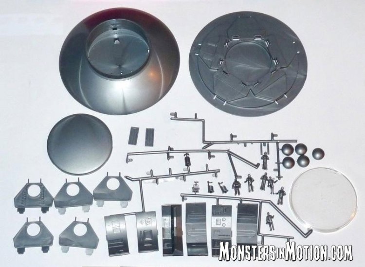 Invaders Flying Saucer U.F.O. 1/72 Scale Model Kit Deluxe