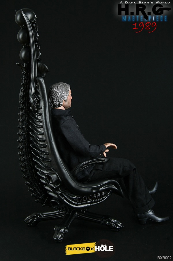 H.R. Giger 1/6 Scale Masterpiece Figure with Chair - Click Image to Close