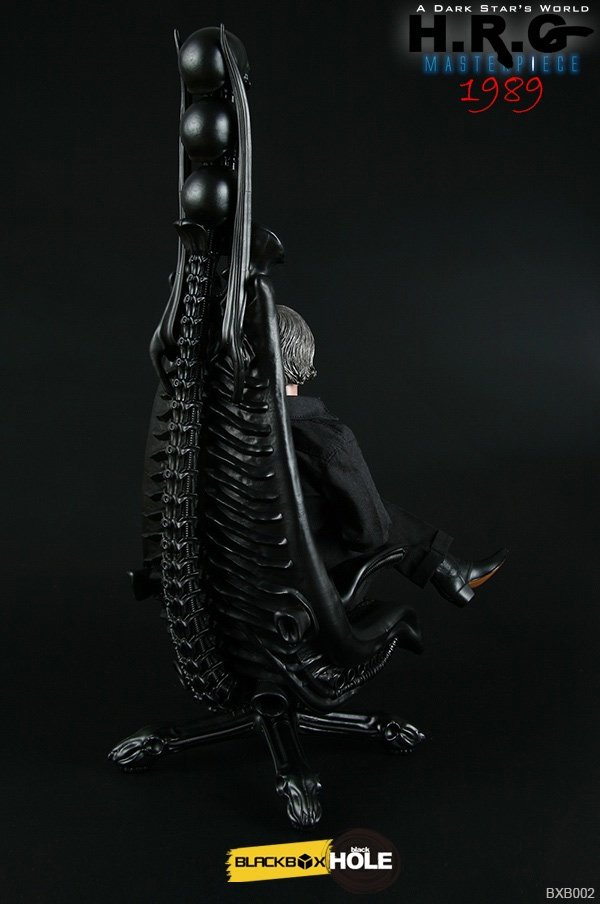 H.R. Giger 1/6 Scale Masterpiece Figure with Chair - Click Image to Close