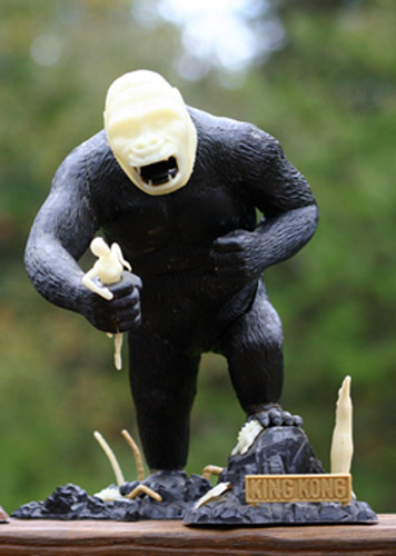 King Kong Aurora Re-Issue Glow Edition Model Kit by Atlantis - Click Image to Close