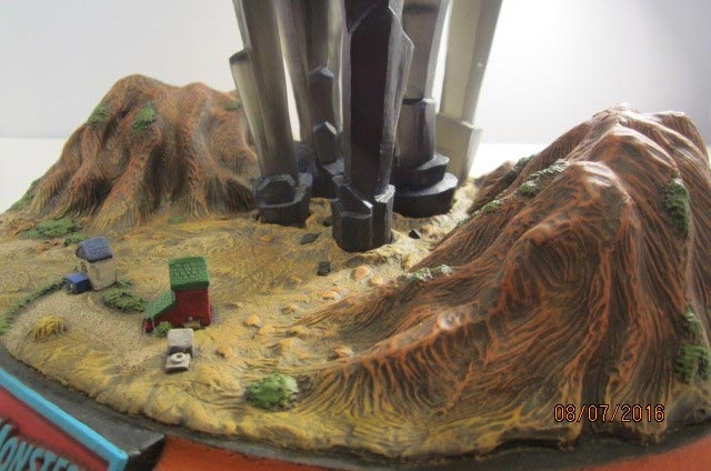 Monolith Monsters Giant Resin Model Kit - Click Image to Close