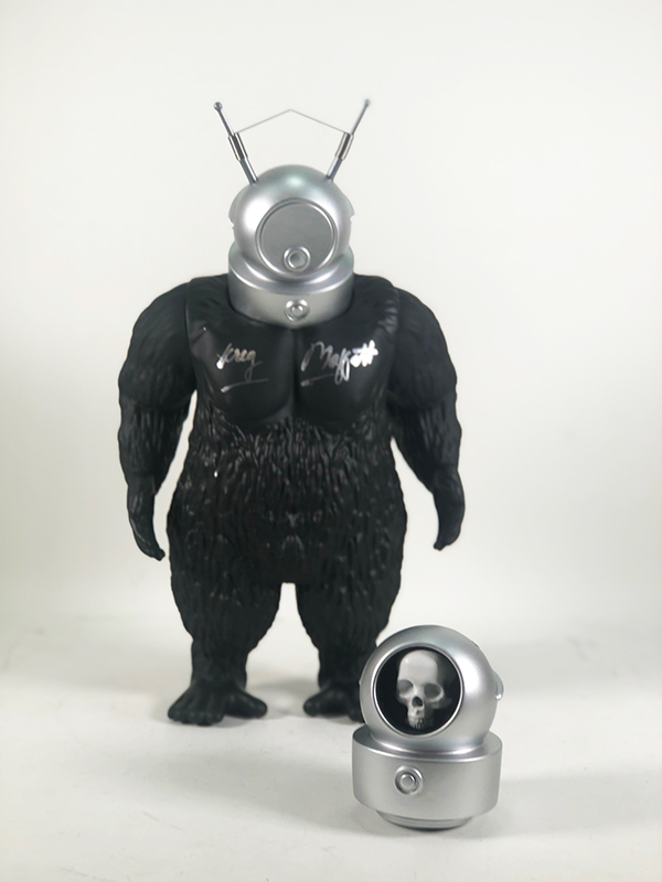 Robot Monster 1953 13" Vinyl Figure With Exclusive Alternate Skull Helmet SIGNATURE EDITION - Click Image to Close