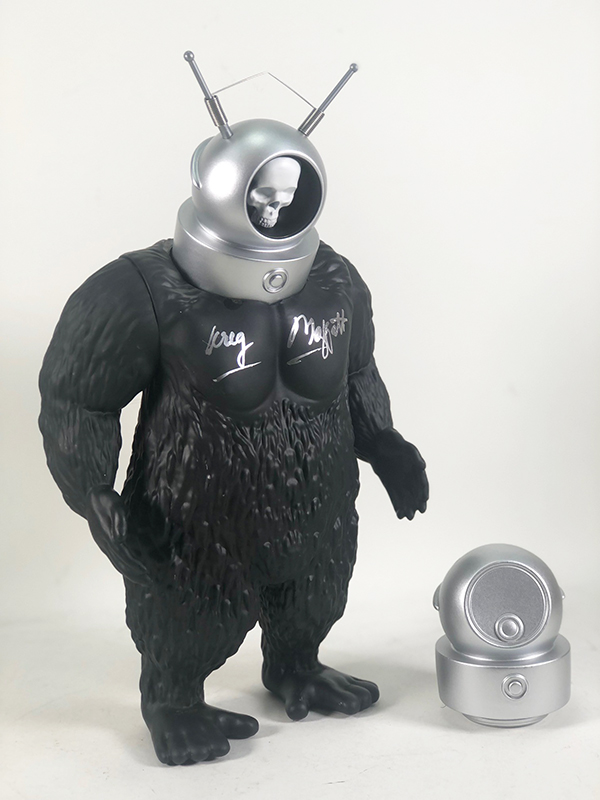Robot Monster 1953 13" Vinyl Figure With Exclusive Alternate Skull Helmet SIGNATURE EDITION - Click Image to Close