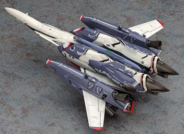 Macross Frontier VF-25F/S Super Messiah Valkyrie 1/72 Model Kit by Hasegawa - Click Image to Close