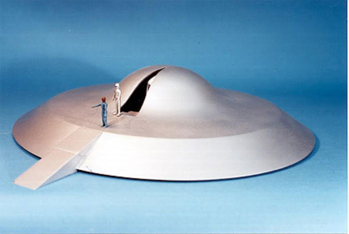 Day The Earth Stood Still Flying Saucer 16" Model Kit with Figures - Click Image to Close