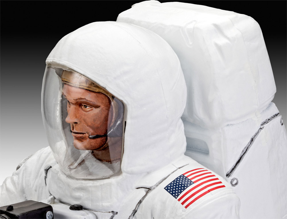 Apollo 11 Astronaut on the Moon 1/8 Scale Model Kit by Revell Germany - Click Image to Close