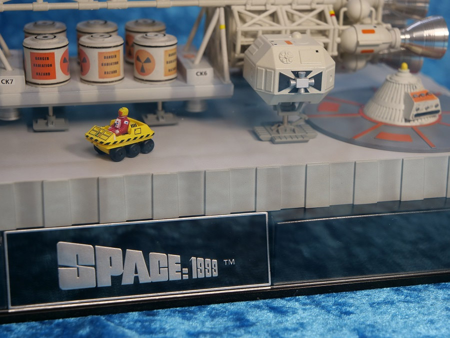 Space 1999: Deluxe Display Case - Click Image to Close
