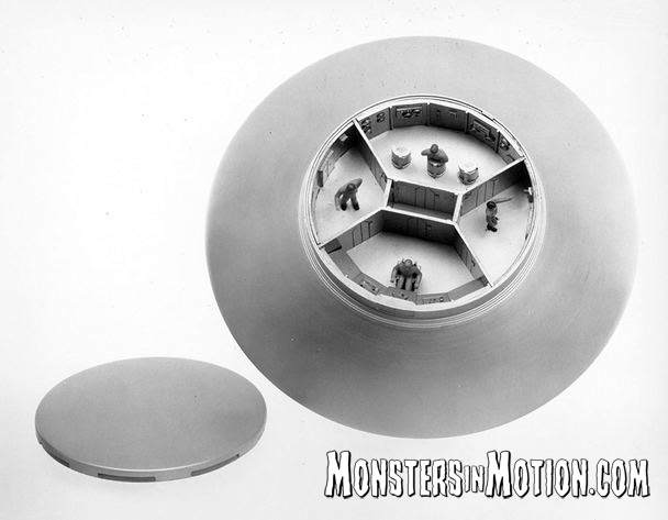 Invaders Flying Saucer U.F.O. 1/72 Scale Model Kit Deluxe Aurora Atlantis Re-Issue with Clear Lights and Dome - Click Image to Close