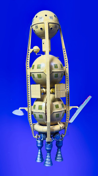 Von Braun Round-The-Moon Ship (1953) 1/144 Scale Model Kit - Click Image to Close